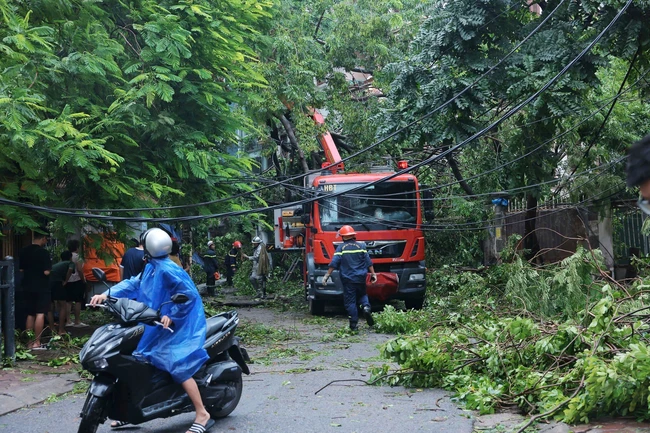 Hà Nội huy động hơn 100 công nhân môi trường dọn dẹp vệ sinh các tuyến phố nội đô - Ảnh 13.