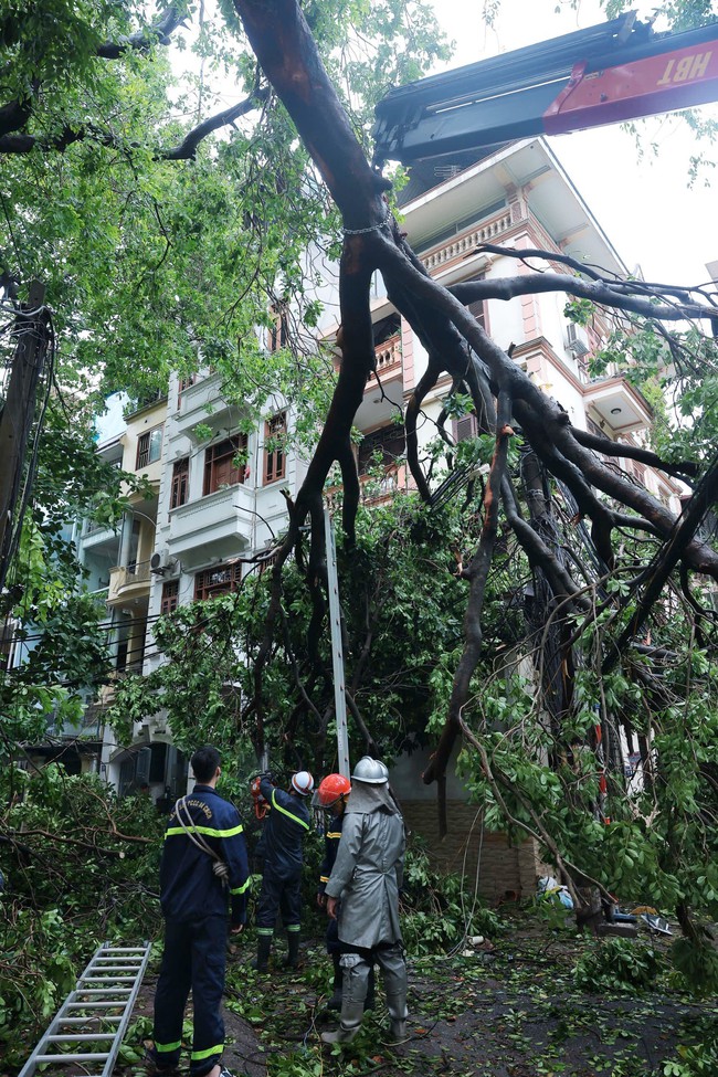 Hà Nội huy động hơn 100 công nhân môi trường dọn dẹp vệ sinh các tuyến phố nội đô - Ảnh 17.