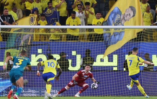 Ronaldo 'nổ súng' trận thứ 4 liên tiếp, Al Nassr tiếp tục cuộc đua tam mã tại Saudi Pro League - Ảnh 1.