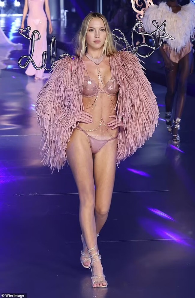 Victoria's Secret Fashion Show 2024 bị chỉ trích "màn diễn nhàm chán nhất từ trước đến nay" - Ảnh 10.